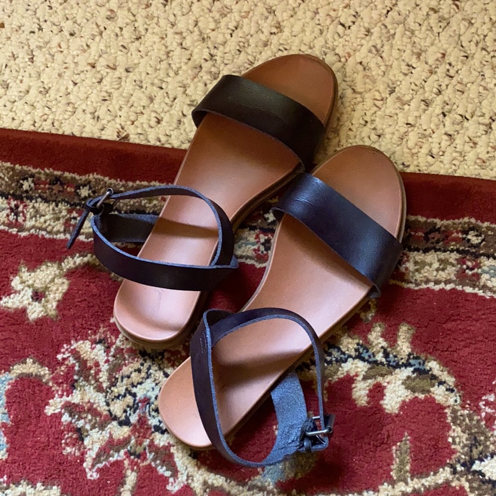 Like new, Universal thread sandals (9.5)